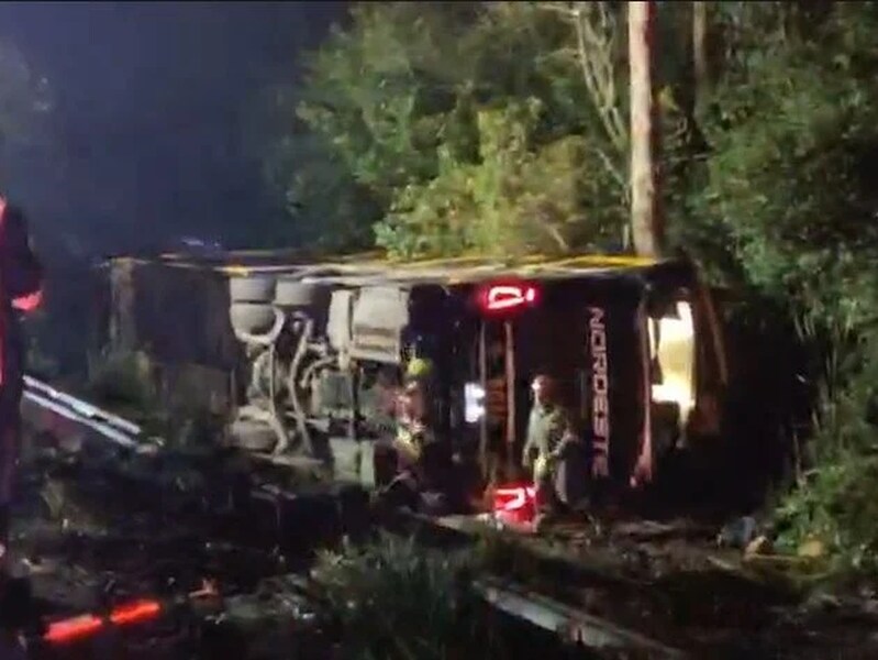 Mulher morre e 11 pessoas ficam feridas após ônibus tombar na Freeway