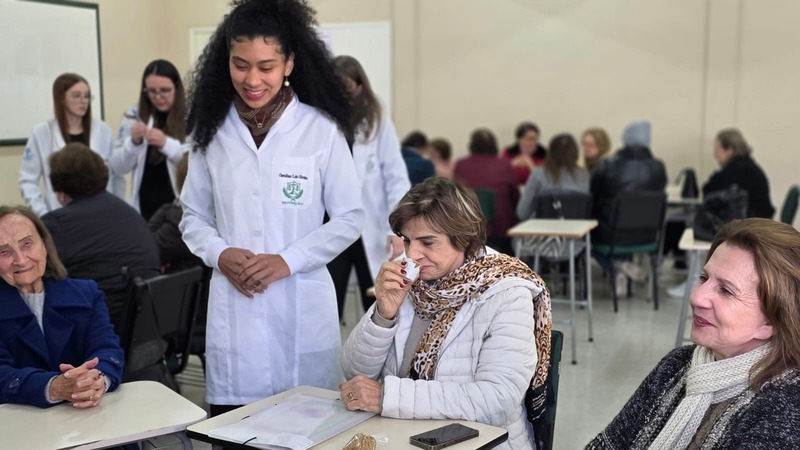 Acadêmicas de Nutrição da URI promovem ação de saúde e bem-estar com participantes da Universidade Sem Limites