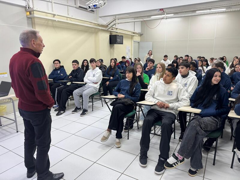 Alunos da Escola João Caruso visitam o Curso de Direito da URI 