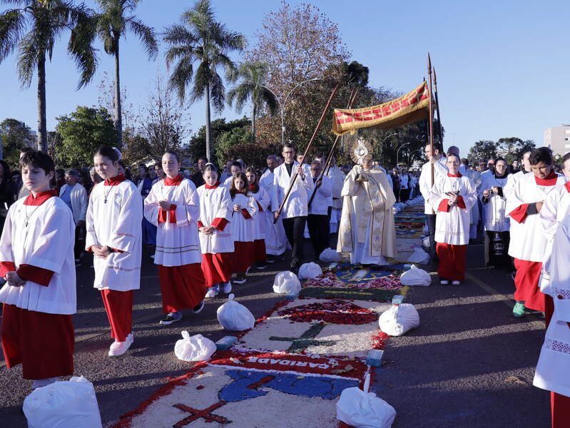 Corpus Christi reúne milhares de fiéis em celebração marcada por fé, emoção e solidariedade 