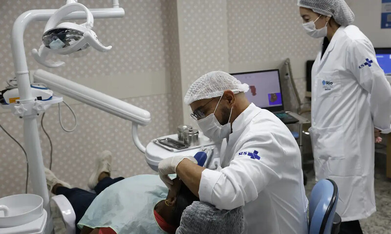 Projeto eleva salário mínimo de médicos e dentistas em mais de 275%