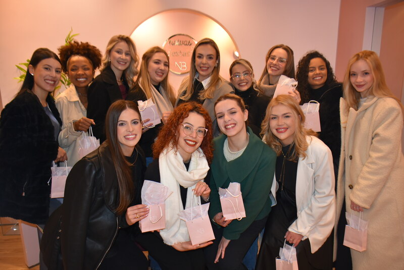 Candidatas à Rainha da Frinape conhecem coroa inspirada na história e no desenvolvimento de Erechim