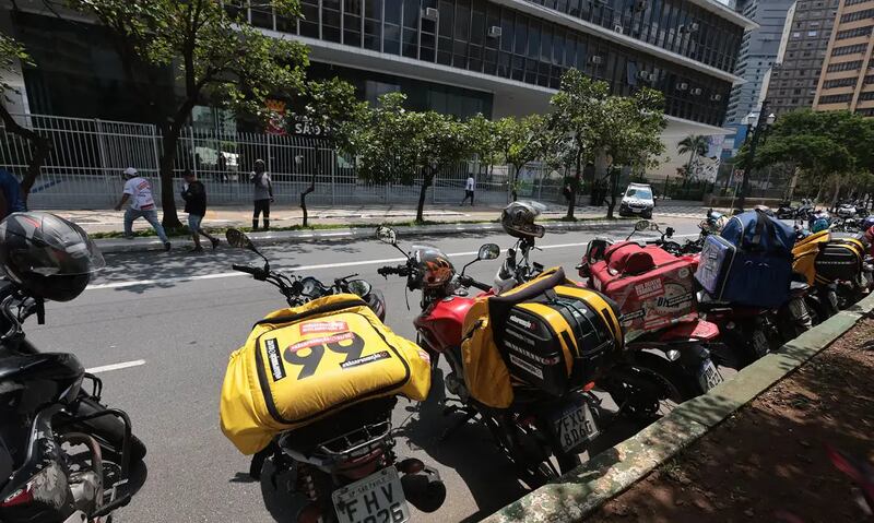 Governo estuda linha de crédito para compra de motos por entregadores de aplicativos