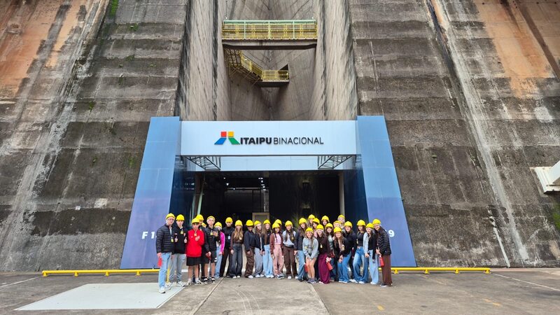 Alunos do 1º ano do Ensino Médio da Escola da URI fazem viagem de estudos a Foz do Iguaçu
