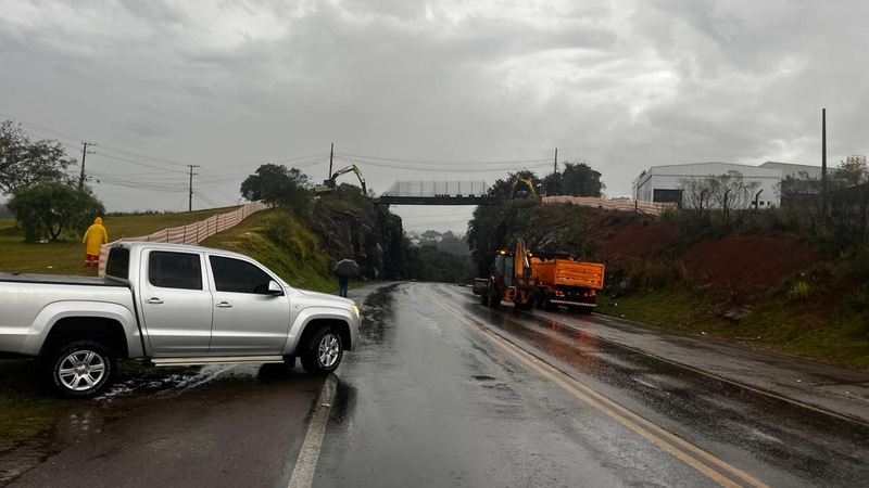 Passarela de pedestres  vai ao chão em Erechim