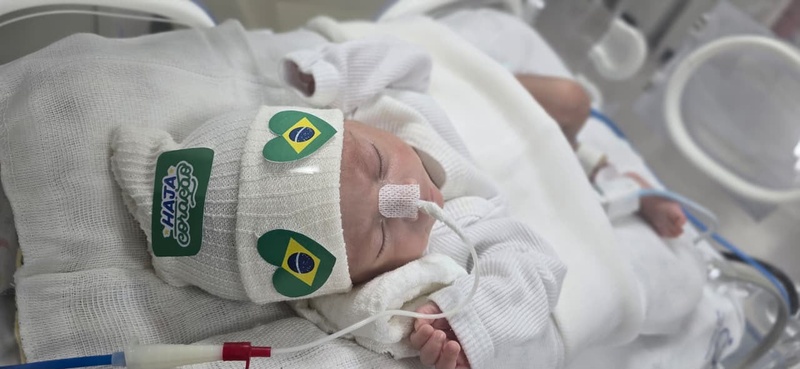 Na partida mais importante da vida, bebês da UTI Neonatal recebem apoio e carinho em clima de Copa