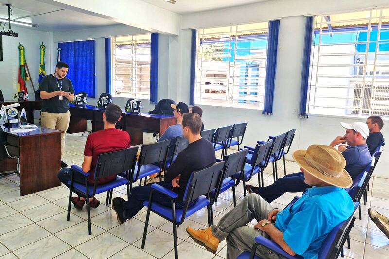 Agricultores de Barra do Rio Azul recebem cartões da Operação Terra Forte