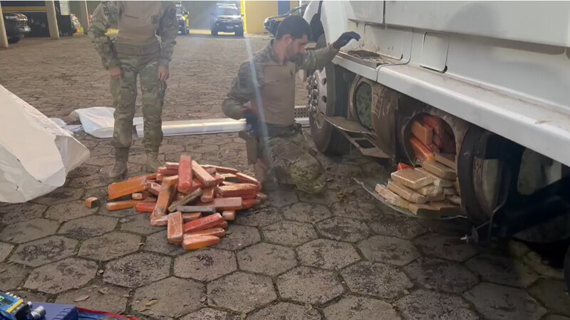 PRF apreende 581 quilos de maconha escondidos em caminhão na BR-282 e prende motorista