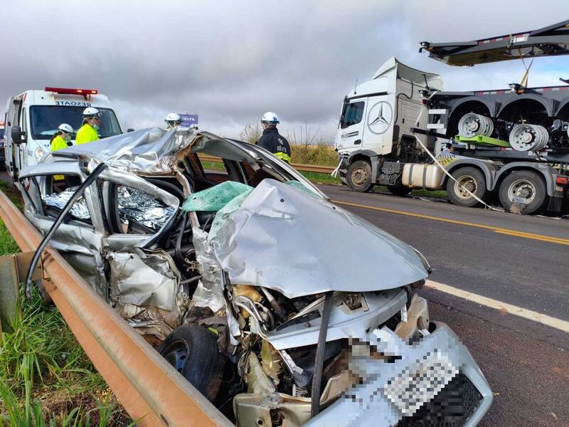 Mulher morre após colisão entre carro e caminhão, na BR-369, em Corbélia/PR