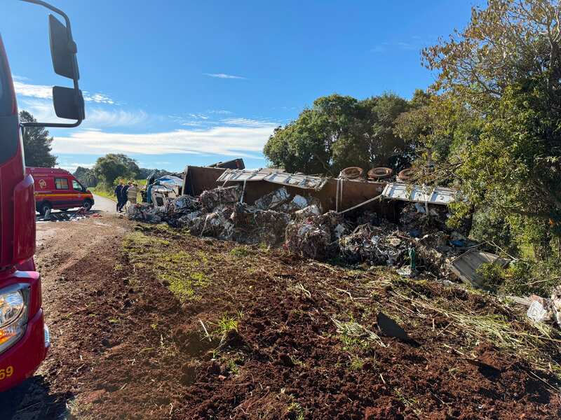 Carreta carregada com sucata tomba na ERS-135 e motorista fica preso às ferragens em Erechim