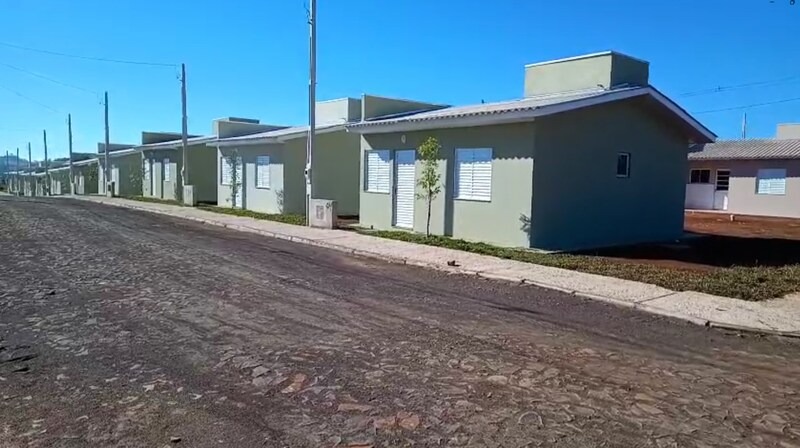 Prefeitura entrega 20 casas para moradores de baixa renda em Erval Grande