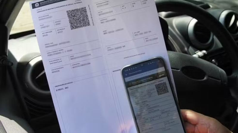 Governador Eduardo Leite veta fim da taxa de licenciamento e mantém cobrança para motoristas no RS