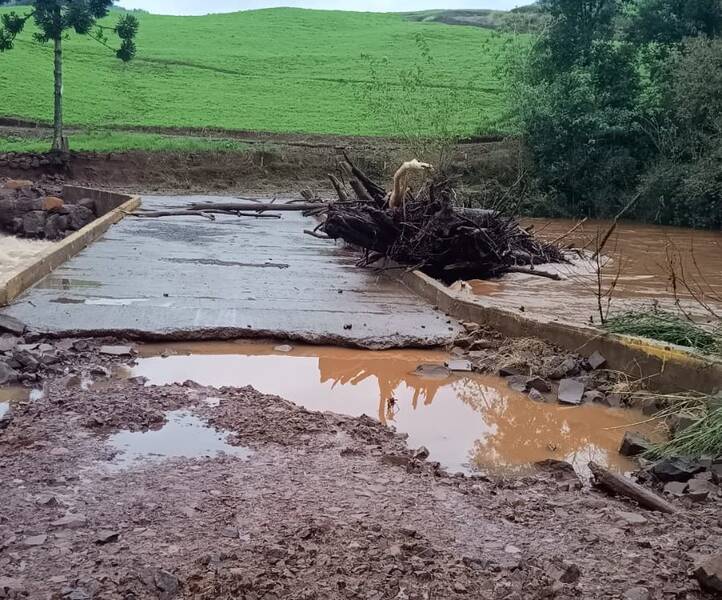 Prefeitura de Centenário intensifica recuperação de estradas após fortes chuvas
