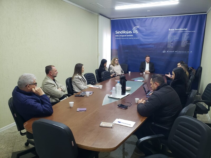 Sindilojas Alto Uruguai recebe equipe da Fecomércio-RS para apresentação de soluções voltadas ao fortalecimento empresarial
