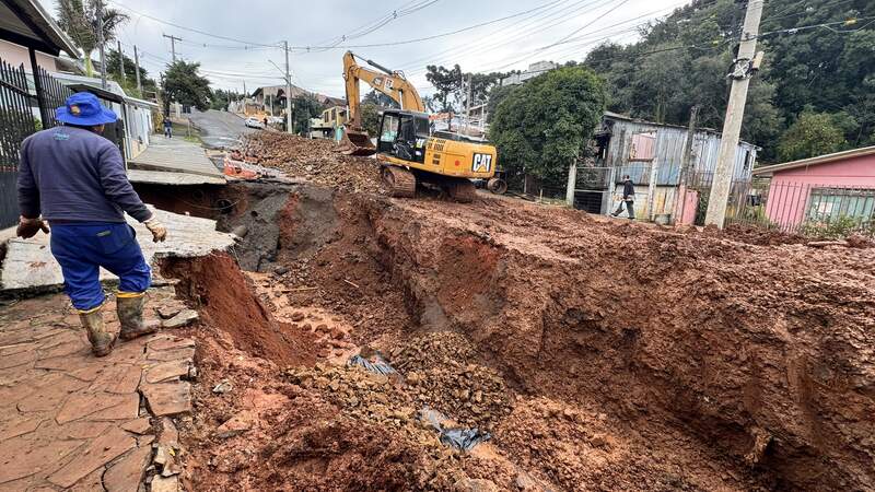 Após alerta da Defesa Civil, Prefeitura recupera trecho afetado por erosão na Rua Emílio Noal