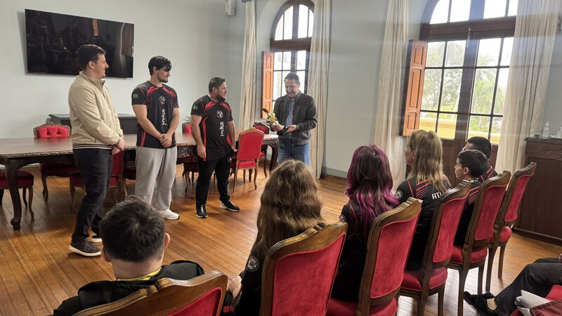 Associação Erechinense de Artes Marciais é recebida pelo prefeito após destaque no Estadual de Taekwondo
