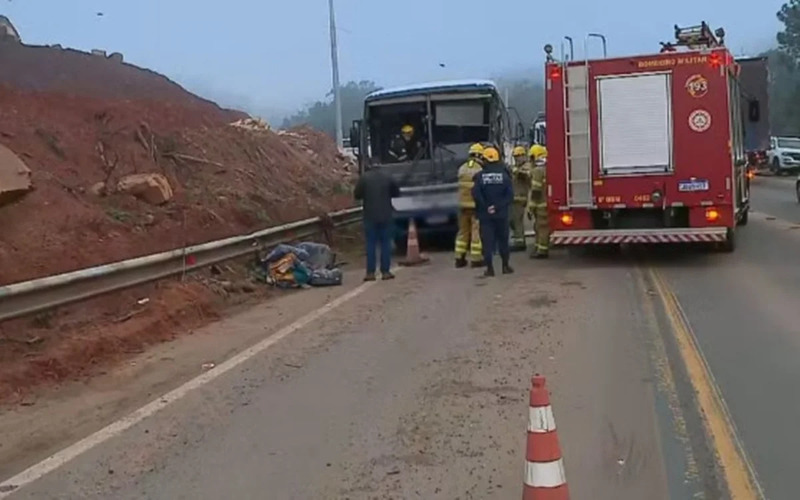 Ônibus com trabalhadores se envolve em grave acidente que deixa duas vítimas fatais