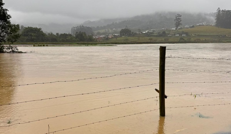 Chuva deixa famílias ilhadas e mobiliza resgate de crianças em Rio do Sul