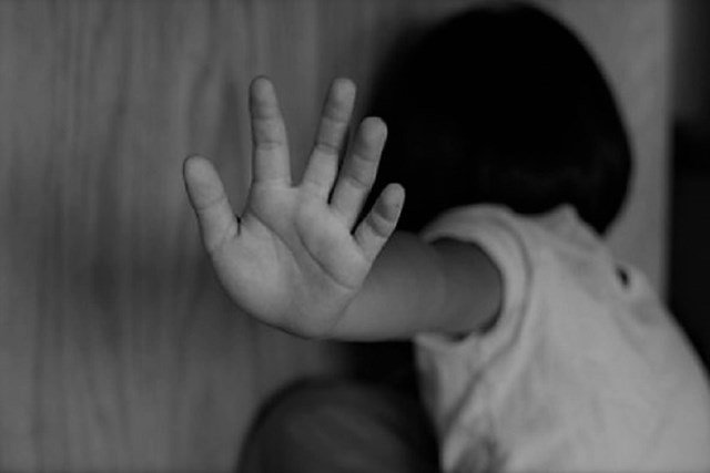 Menino de 3 anos agredido pelo pai morre em hospital; mãe é presa por omissão em Viamão