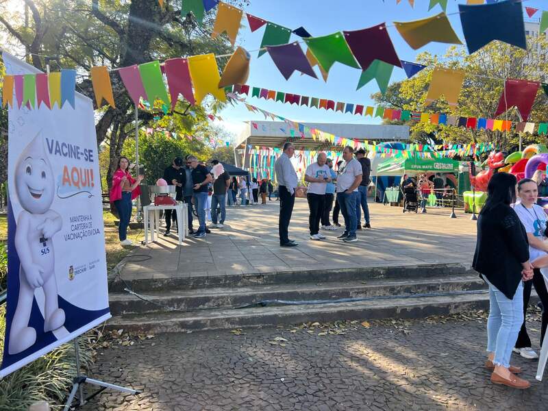 Arraiá da Vacinação reúne centenas de famílias 