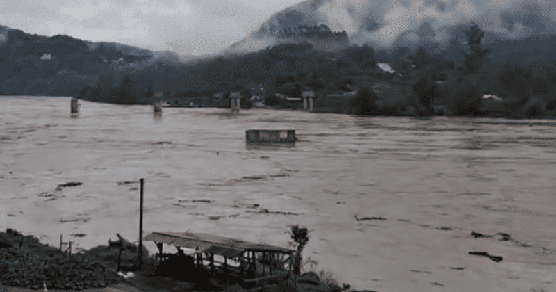 Chuva extrema já provoca estragos em 143 cidades gaúchas e força famílias a deixarem suas casas