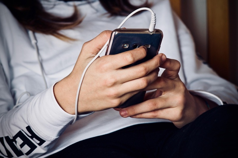 França avança para proibir redes sociais para menores de 15 anos