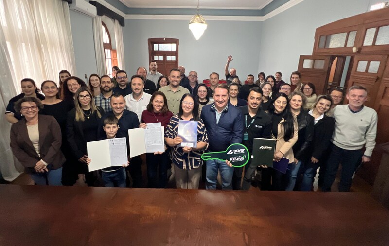 Prefeitura entrega matrículas do Programa Escritura na Mão a moradores do Núcleo Esperança I