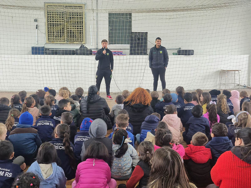 Canarinho nas Escolas retoma projeto e leva futebol e inspiração às crianças de Erechim