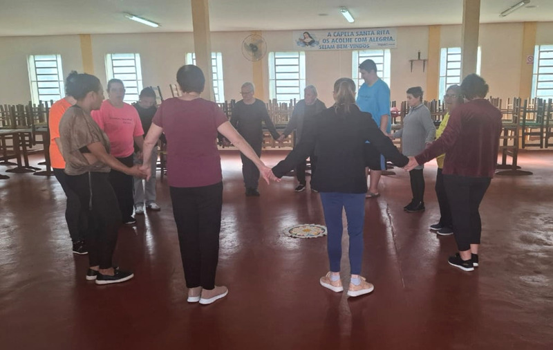 UBS Estevam Carraro promove atividade de dança circular como estratégia de promoção da saúde