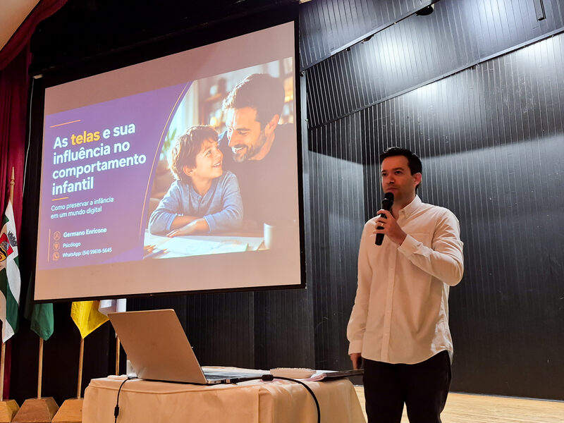 Famílias recebem orientações sobre como preservar a infância em um mundo digital