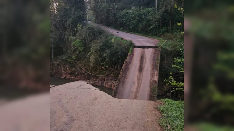 Ponte desaba em Marcelino Ramos e moradores precisam utilizar rota alternativa