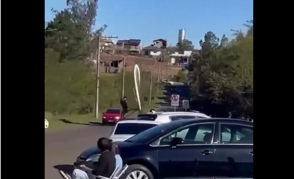 Piloto de asa-delta fica gravemente ferido após queda durante voo em Sapiranga