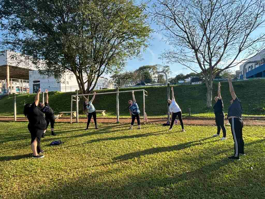 Yoga e meditação gratuitos promovem saúde e bem-estar para crianças e mulheres em Erechim