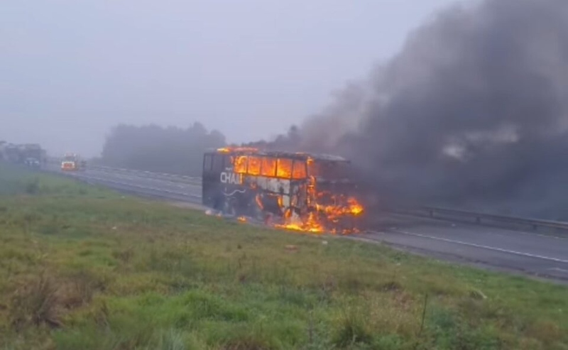 Ônibus do Grupo Chamamento é destruído por incêndio na BR-376