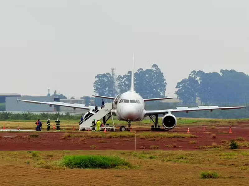 Avião com 151 pessoas sai da pista durante pouso em Cascavel