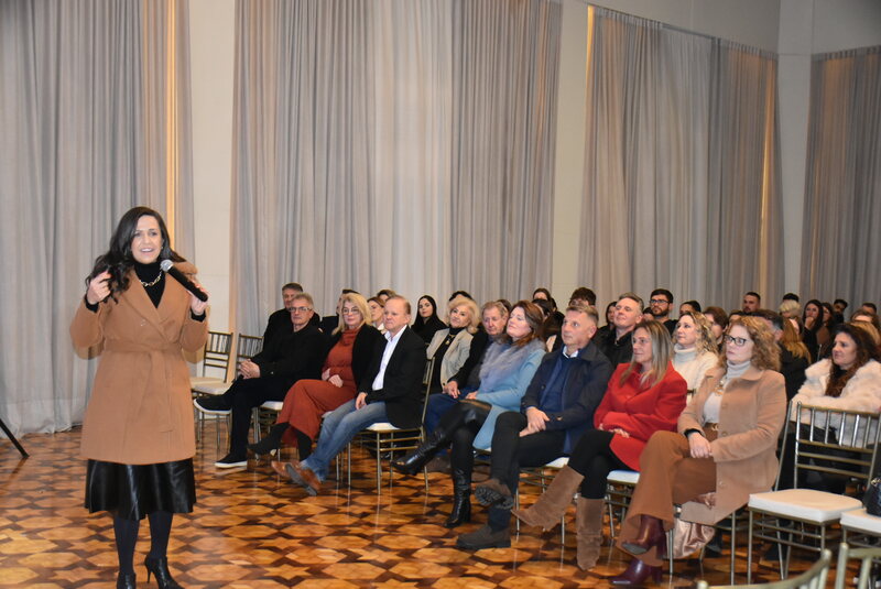 Patrícia Palermo analisa cenário econômico e aponta caminhos para empresas em palestra em Erechim