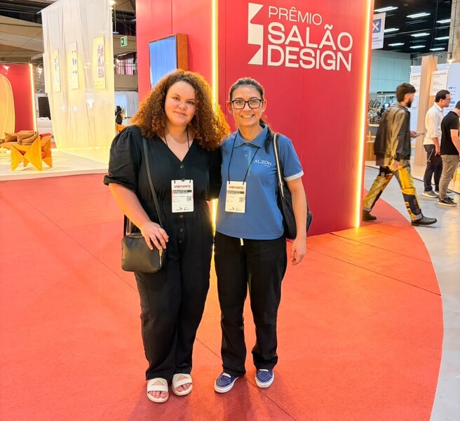 Docente e acadêmica de Arquitetura e Urbanismo da URI realizam visita técnica à Movelsul 2026