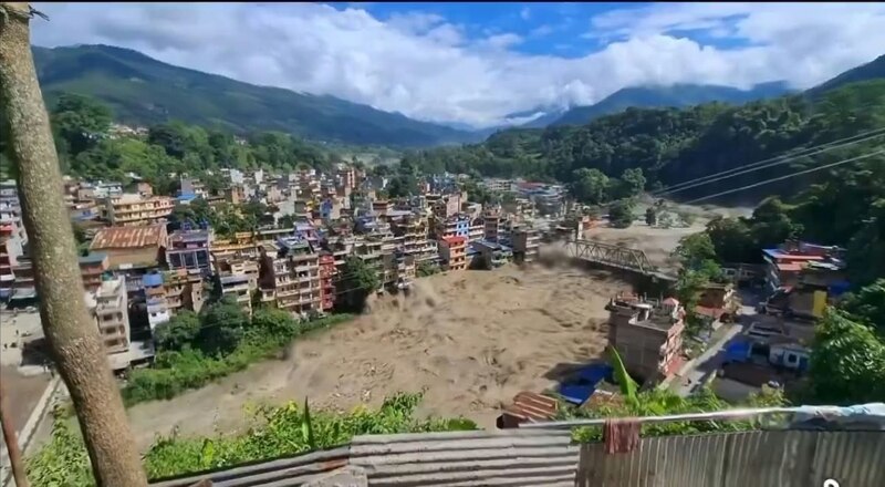 Avalanche deixa 98 mortos e 844 desaparecidos na fronteira entre Nepal e Tibete