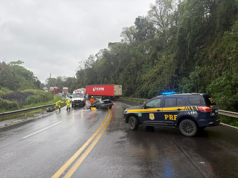 Colisão frontal deixa motorista gravemente ferido e bloqueia BR-386 em Pouso Novo