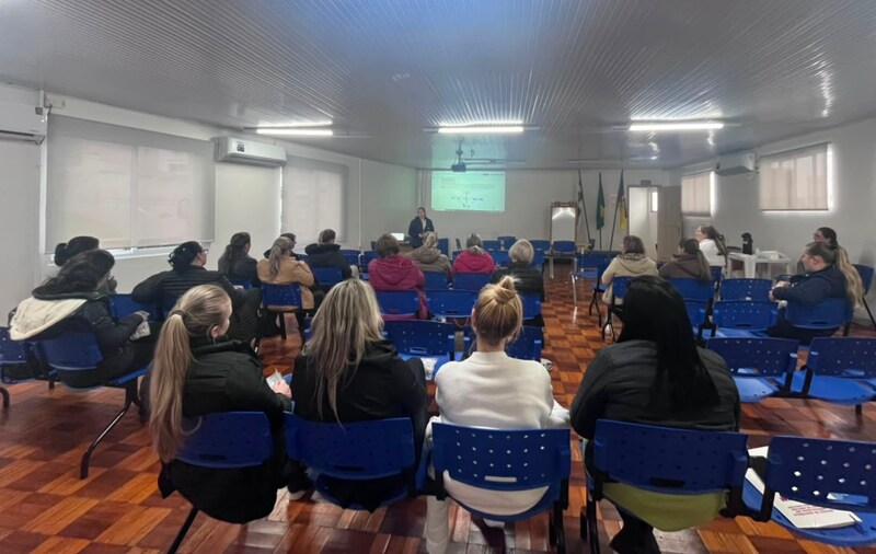 Equipes que atuam nas Salas de Vacinação das UBSs de Erechim passam por treinamento
