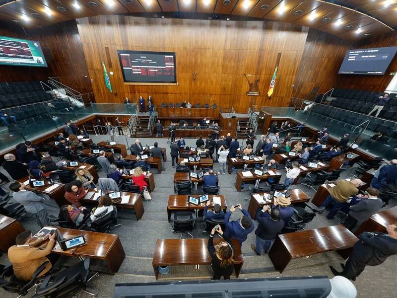 Assembleia derruba veto e acaba com taxa anual do CRLV no RS a partir de 2027