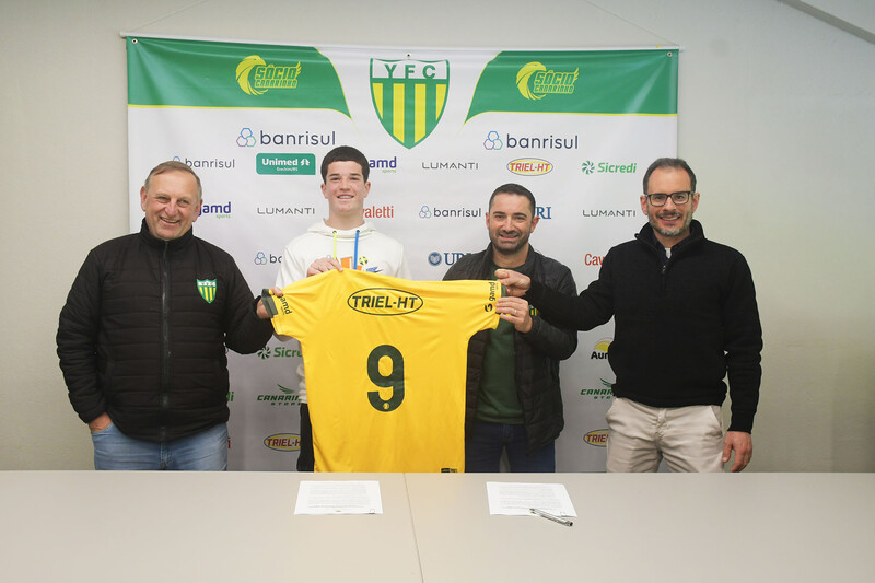 Aos 18 anos, Lucas Pitol faz história e assina primeiro contrato profissional com o Ypiranga