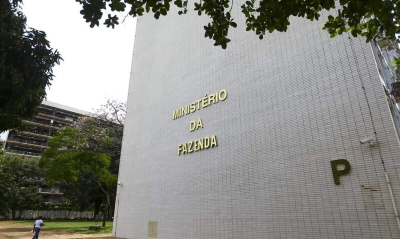 Peso das dívidas freia consumo e Fazenda reduz previsão de crescimento da economia para 2%