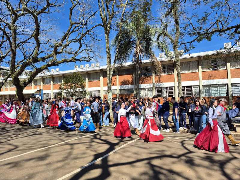 Tradição que se vive: Escola da URI celebra a cultura gaúcha com música, dança e orgulho