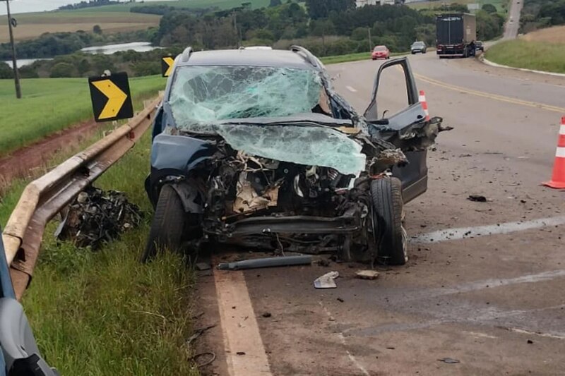 Homem é retirado das ferragens após acidente com carreta na BR-285