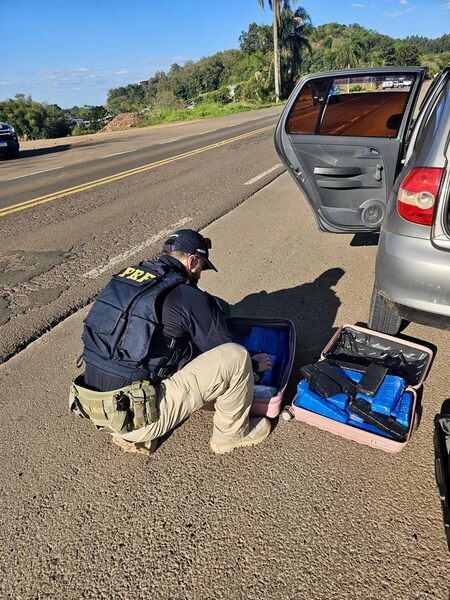 PRF apreende 25 quilos de maconha e haxixe em carro de aplicativo em Erechim