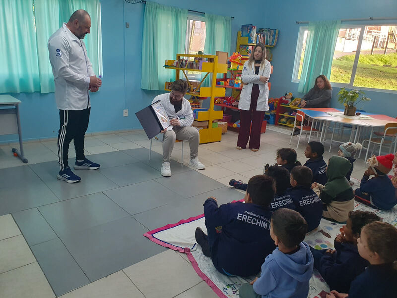 Entre cores, brincadeiras e escolhas: estudantes de Nutrição levam educação alimentar às escolas