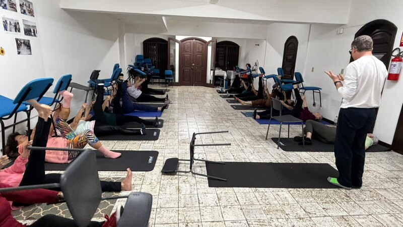 Yoga e convivência ajudam idosos a manter movimento, vínculos e qualidade de vida em Erechim