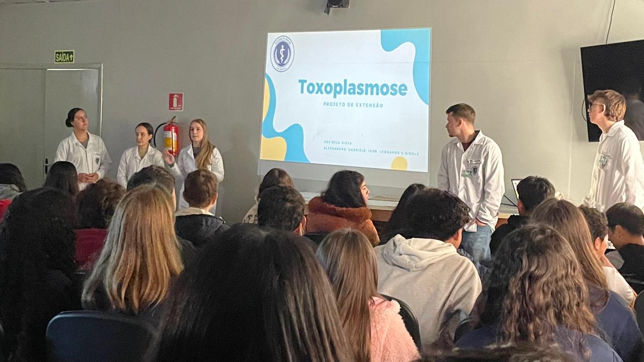 Acadêmicos de Medicina da URI levam orientações sobre influenza e toxoplasmose à comunidade