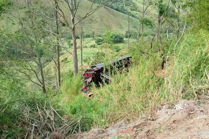 Ônibus com 48 passageiros cai em ribanceira e deixa ao menos cinco mortos em SP